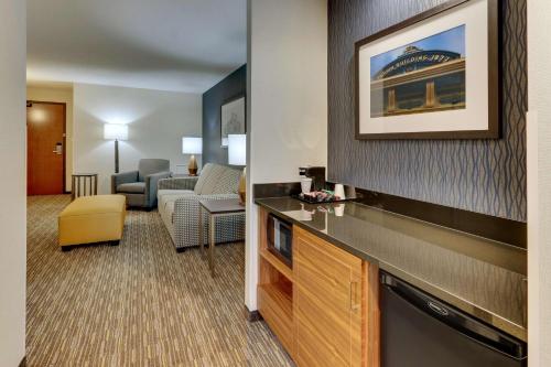 拉法叶Drury Inn & Suites Lafayette IN的酒店客房带起居室