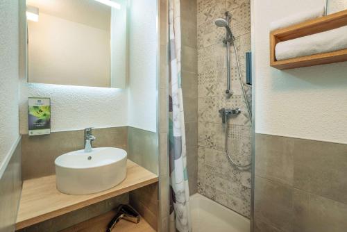 萨尔拉拉卡内达Sure Hotel by Best Western Sarlat-la-Canéda - Ex Hôtel Altica的一间带水槽和淋浴的浴室