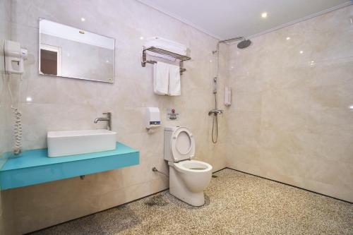 基隆恆昌商旅的一间带卫生间和水槽的浴室