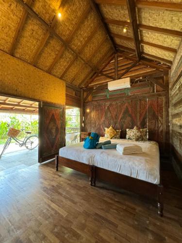 吉利阿尔Al-Shifa Healing House Lombok的一间卧室,卧室内配有一张大床