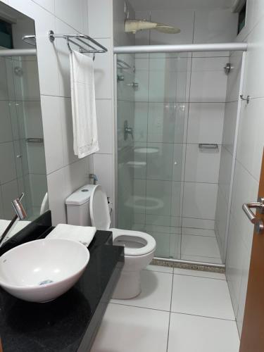 拉巴拉德纳圣米格尔Apartamento Iloa residence的带淋浴、卫生间和盥洗盆的浴室