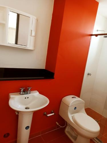 里奥阿查Hermoso apartamento frente al mar的浴室配有白色卫生间和盥洗盆。