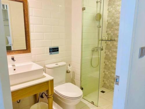 奈扬海滩Panphuree Residence - SHA Extra Plus的一间带卫生间和玻璃淋浴间的浴室