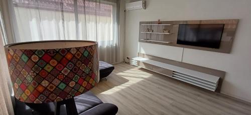 克里斯蒂安Vila Zeus的客厅配有电视、沙发和椅子