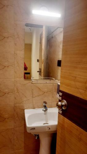 GauripurHotel Skyking的一间带水槽和镜子的浴室