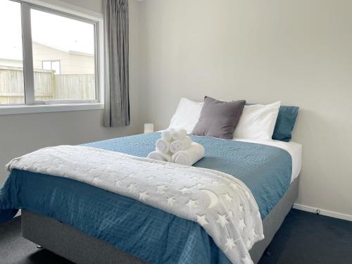 汉密尔顿Modern and Comfortable Home in Flagstaff的一间卧室配有一张带蓝色棉被的床