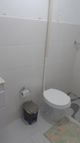 维拉维尔哈Kitinete perto da Praia的白色的浴室设有卫生间,地面上设有地图。