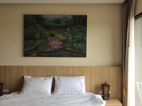 坤敬Himawari at condominium的一间卧室配有一张壁画床