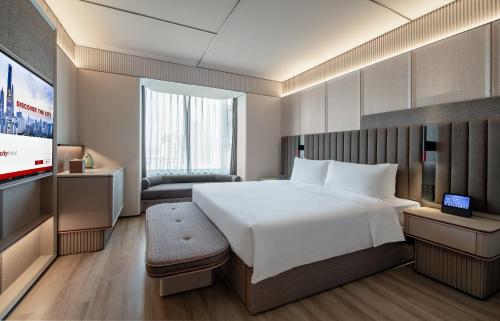 深圳深圳福田皇岗城际酒店的酒店客房设有一张大床和一台电视。