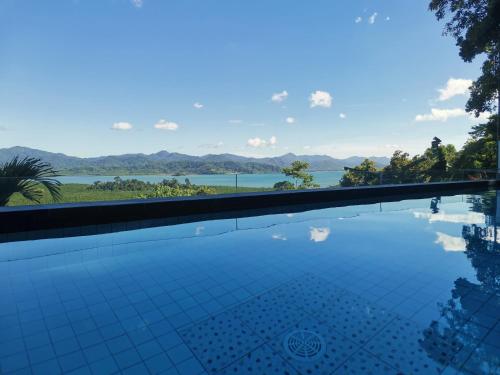 爱妮岛RC别墅及度假村的享有水景的游泳池