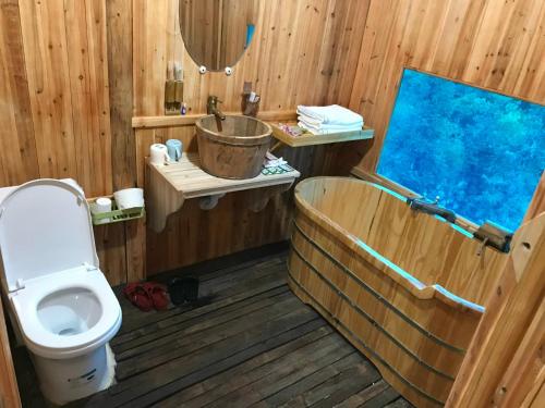 Nam GiangHomestay Khoáng nóng Thông Nguyên的浴室配有卫生间、浴缸和水槽。