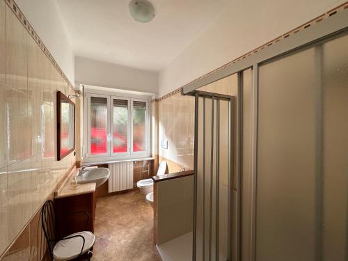因佩里亚Casa COCO的一间带卫生间、水槽和窗户的浴室