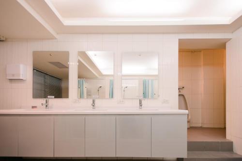 台中市奇异果快捷旅店成功店的一间带两个盥洗盆和大镜子的浴室