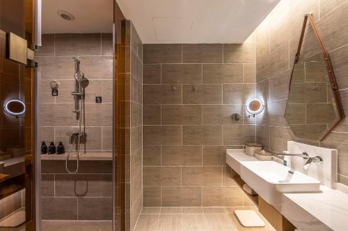 郑州郑州航空港新郑国际机场亚朵酒店的一间带水槽和淋浴的浴室