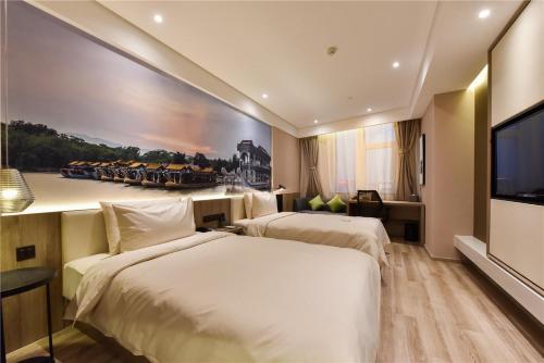北京北京总部基地亚朵酒店的酒店客房设有两张床和一台平面电视。