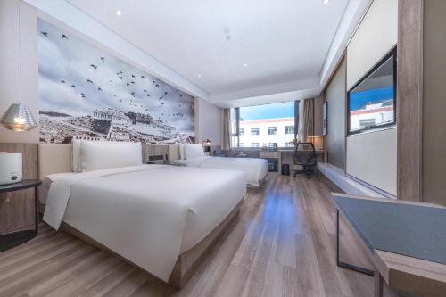 拉萨拉萨布达拉宫亚朵酒店的酒店客房带两张床和厨房