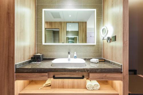 长春长春高新亚朵酒店的一间带水槽和镜子的浴室