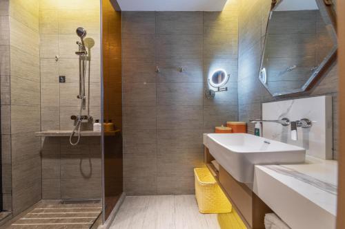 昆明昆明国贸中心亚朵酒店的一间带水槽和淋浴的浴室