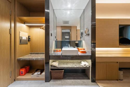 北京北京三元桥地铁站亚朵X酒店的浴室配有盥洗盆和带盥洗盆的台面