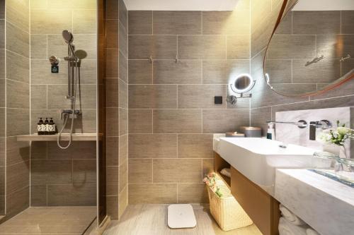 昆明昆明人民西路大观亚朵酒店的一间带水槽和淋浴的浴室