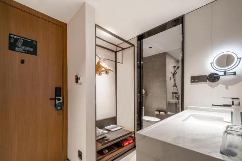 福州福州金山爱琴海亚朵酒店的一间带水槽和镜子的浴室
