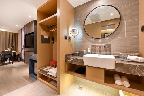 北京北京安贞亚朵S酒店的一间带水槽和镜子的浴室