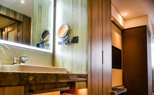 重庆重庆解放碑亚朵酒店的一间带水槽和镜子的浴室