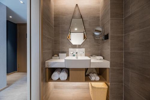 萧山杭州萧山机场亚朵酒店的一间带水槽和镜子的浴室