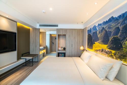 贵阳贵阳会展中心亚朵酒店的酒店客房设有一张大床和一台电视机。