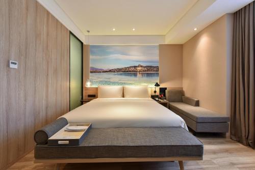 北京北京中关村永丰基地亚朵酒店的一间卧室配有一张床,享有水景