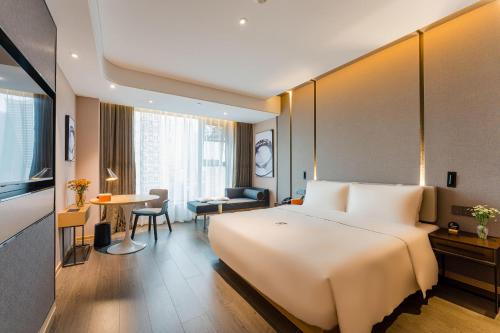重庆重庆南坪步行街亚朵酒店的酒店客房设有一张大床和一间客厅。