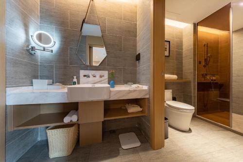 深圳深圳华强北亚朵酒店的一间带水槽、卫生间和镜子的浴室