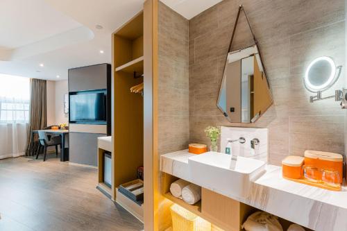 重庆重庆南坪步行街亚朵酒店的一间带水槽和镜子的浴室
