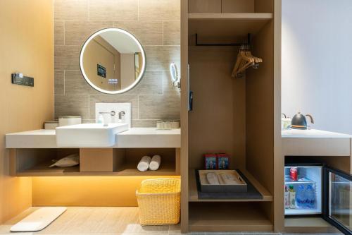 滨海新区天津滨海三大街MSD亚朵酒店的一间带水槽和镜子的浴室