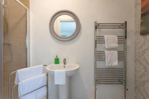 Droíchead an ChláirHolland House No3的白色的浴室设有水槽和镜子