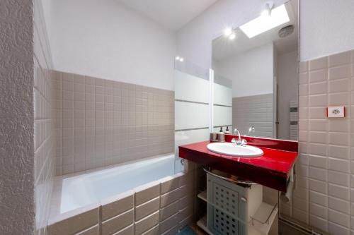 日安Le Cocon- Atypique WIFI Parking Services ProsConciergerie Comte des Cierges的一间带红色水槽和镜子的浴室