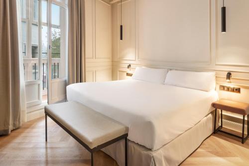 毕尔巴鄂Bilder Boutique Hotel的卧室设有一张白色大床和一扇窗户。