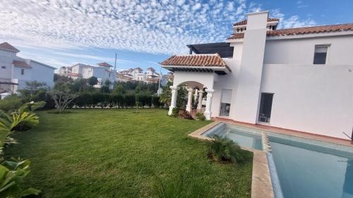 丹吉尔villa star hill Tanger的一座带庭院和游泳池的房子