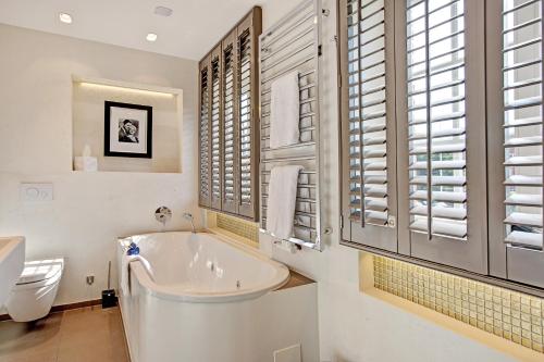 文尼斯塔特SYLThouse的带浴缸、卫生间和盥洗盆的浴室