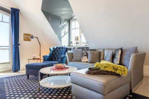 文尼斯塔特Landhaus Berthin Bleeg Die Syltlou的客厅配有两张沙发和一张桌子