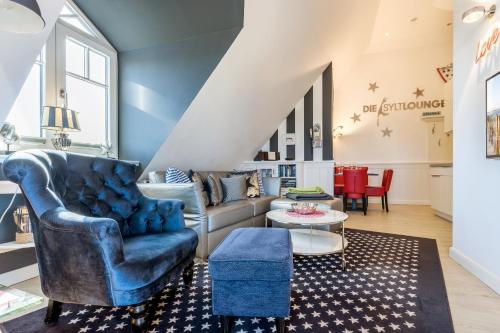 文尼斯塔特Landhaus Berthin Bleeg Die Syltlou的客厅配有蓝色的沙发和桌子