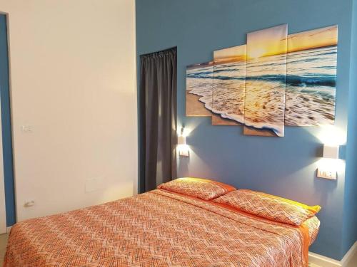托雷奇安卡Casa Vacanza Villa Stefy - Salento的卧室配有一张床,墙上挂有绘画作品