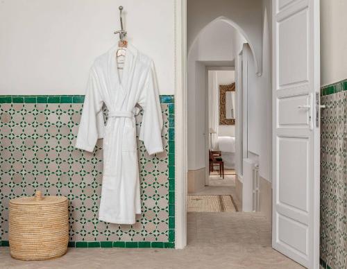 马拉喀什马拉喀什里亚德摩洛哥传统庭院旅馆的浴室墙上挂着的长袍