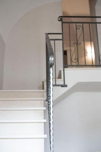 BovinoResidenza la Portella的一座建筑物内带有金属栏杆的螺旋楼梯