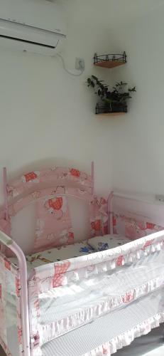 第比利斯"Vera old City"的一张床上的房间,上面有粉红色的花