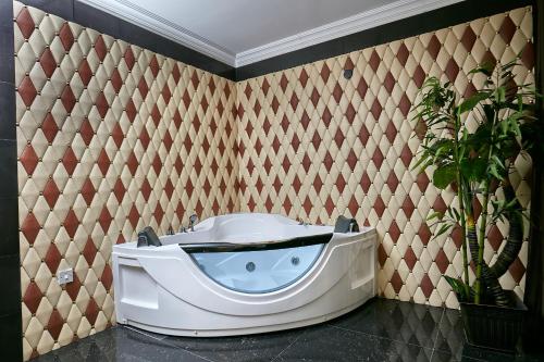 帕拉佩Majestic Five Hotel的浴缸位于带墙壁的房间