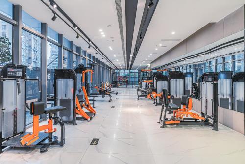 温州航宾国际大酒店的健身房设有一系列健身器材和窗户