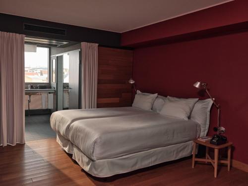 柏林柏林凯撒学院酒店的一间卧室,卧室内配有一张大床
