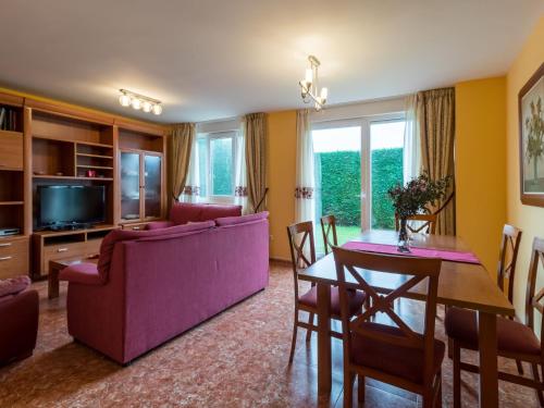 布迪皮拉格斯Holiday Home La Joya by Interhome的客厅配有紫色沙发和桌子