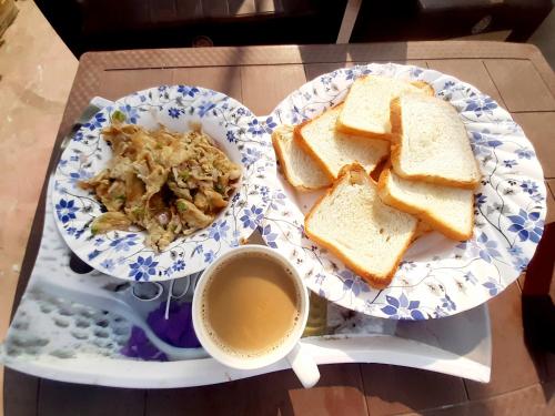 斋浦尔Ali Baba Hostel的盘子,面包和咖啡